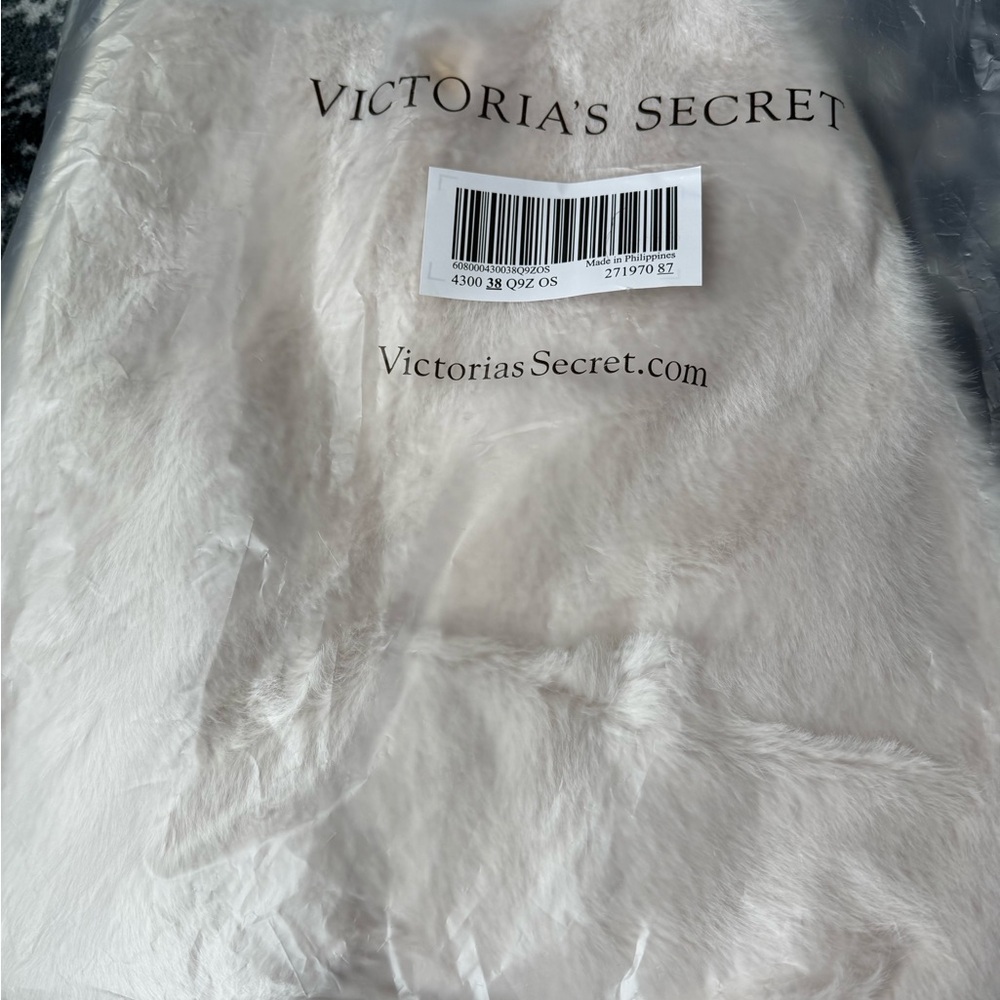 Brand new with tags Victoria’s Secret Ivory Cream Luxe Fuzzy Soft Faux Tote - Picture 2 of 3